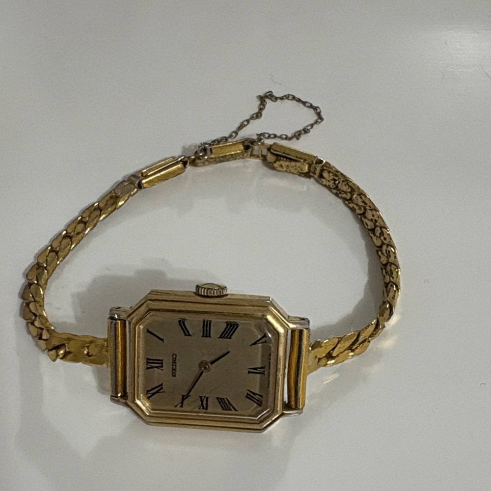 Seiko Vintage Women's Gold Roman Numeral Watch - Picture 3 of 5